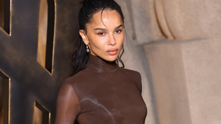 U Zoë Kravitz můžete pozorovat precizní vykreslení rtů a jen tak akorát protaženou kočičí linku
