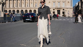 paris fashion week krajková sukně džínová košile kozačky paris fashion week krajková sukně džínová košile kozačky