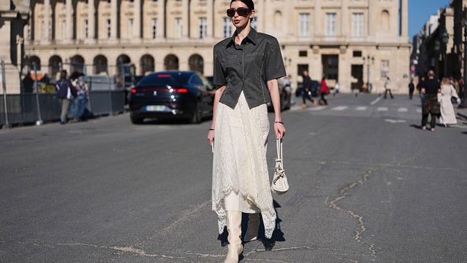 paris fashion week krajková sukně džínová košile kozačky paris fashion week krajková sukně džínová košile kozačky