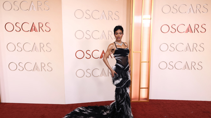 Teyana Taylor, nominovaná za Nejlepší výkon ve vedlejší roli ve filmu Jedna bitva za druhou, v černobílé róbě na Oscarech 2026
