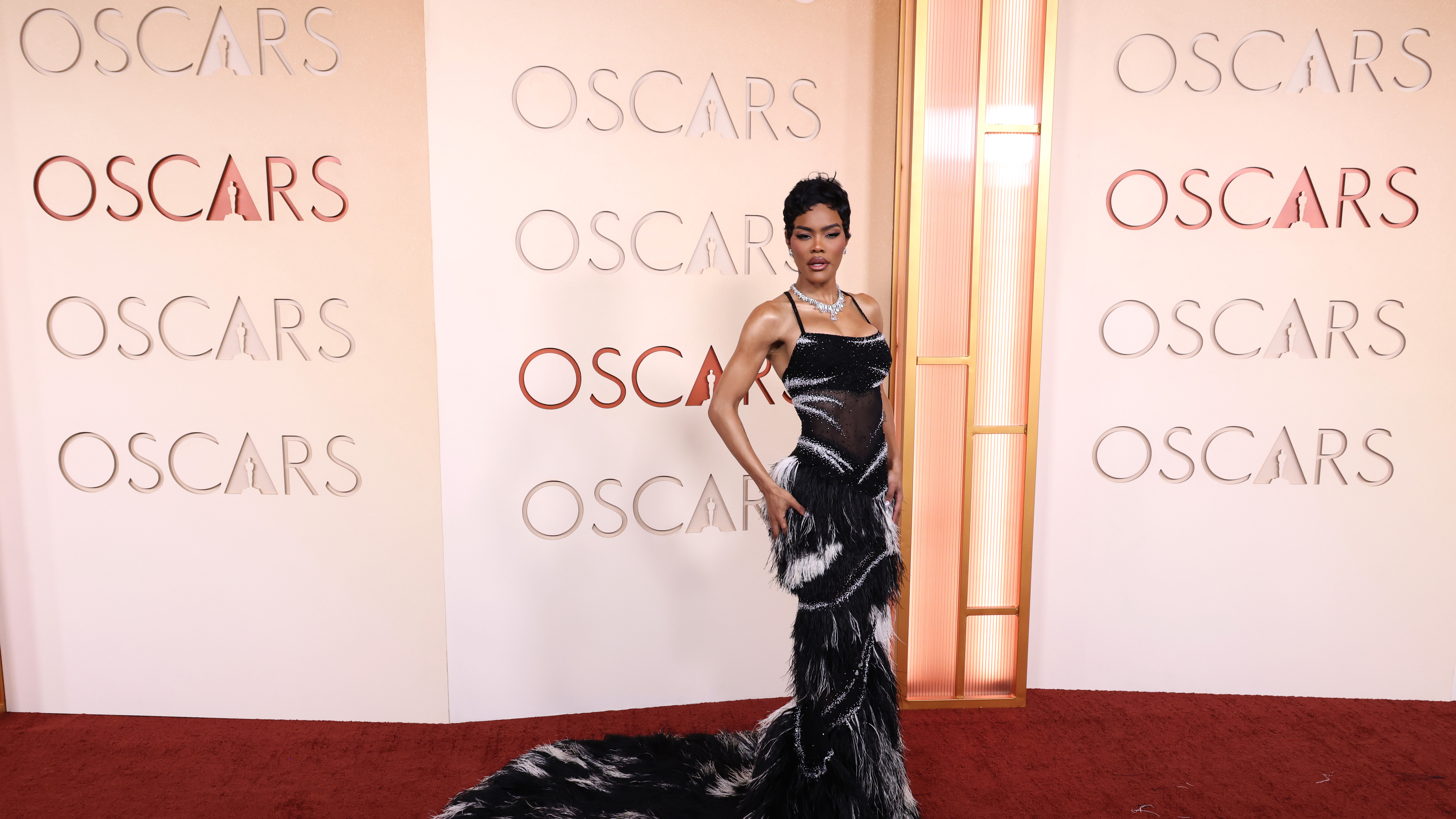 Teyana Taylor, nominovaná za Nejlepší výkon ve vedlejší roli ve filmu Jedna bitva za druhou, v černobílé róbě na Oscarech 2026