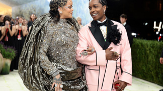 Rihanna oblékla extravagantní šaty, ve kterých byla příliš zakrytá.
