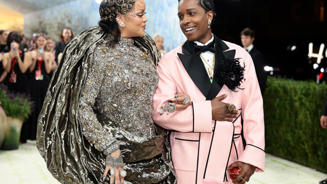Rihanna oblékla extravagantní šaty, ve kterých byla příliš zakrytá.
Rihanna oblékla extravagantní šaty, ve kterých byla příliš zakrytá.