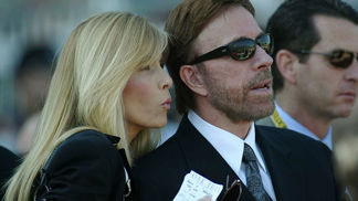 Chuck Norris je už deset let po smrti, ale smrt se mu to neodvážila říct. Až teď... Odešla legenda opředená stovkami vtipů Chuck Norris je už deset let po smrti, ale smrt se mu to neodvážila říct. Až teď... Odešla legenda opředená stovkami vtipů