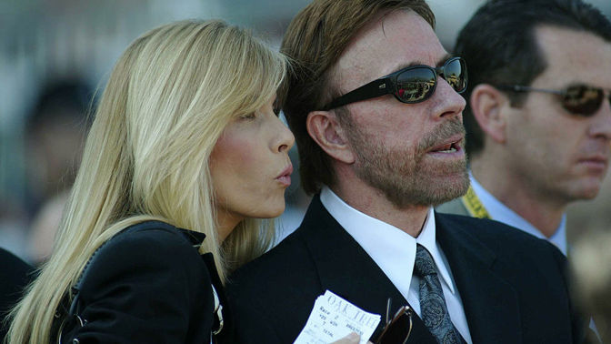 Chuck Norris je už deset let po smrti, ale smrt se mu to neodvážila říct. Až teď... Odešla legenda opředená stovkami vtipů 