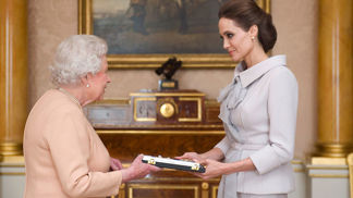 20 celebrit, které se setkaly s britskou královnou. Co měly na sobě?