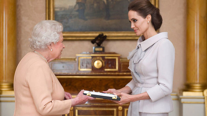 královna a Angelina Jolie