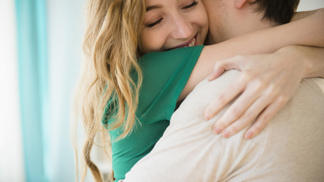 Když se introvert zamiluje do extroverta: 5 zásad, díky kterým může tento vztah fungovat