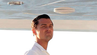 Leo připíjí na úspěch ve filmu Vlk z Wall Street z roku 2013.
