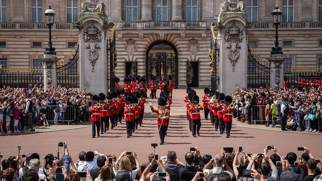 Buckinghamský palác zažil střídání stráží ve stylu Mamma Mia!