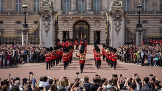 Buckinghamský palác zažil střídání stráží ve stylu Mamma Mia!