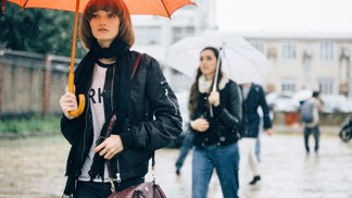 15 nápadů, jak se stylově obléct do deštivého dne