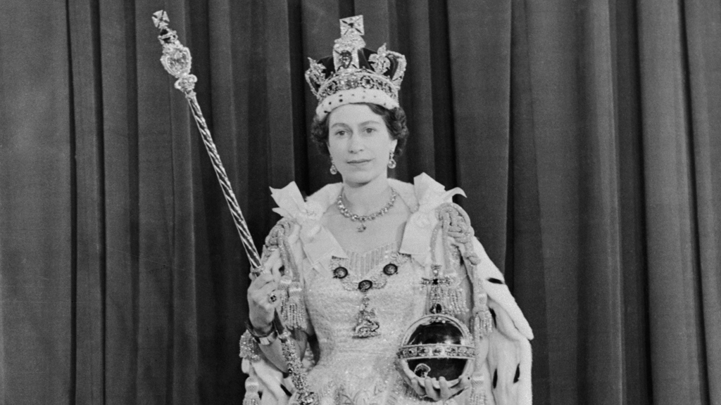 Královna Alžběta II. těsně po korunovaci.
Královna Alžběta II. těsně po korunovaci.