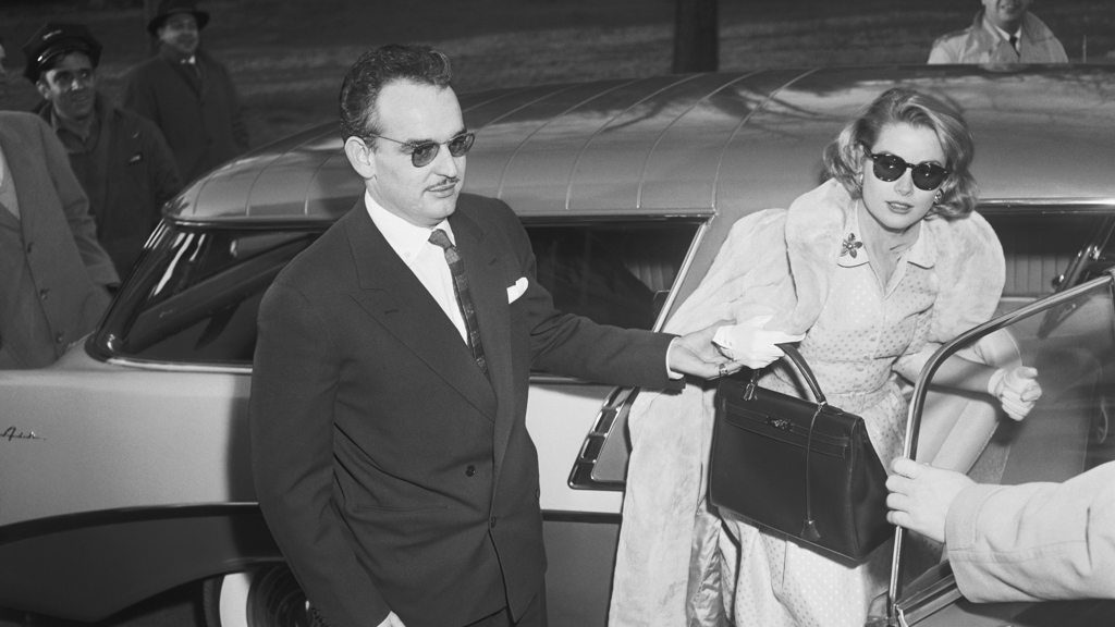 Kabelka lichoběžníkového tvaru spatřila světlo světa už ve 30. letech, kdy ji navrhl Robert Dumas, zeť Émila Hermèse. Prostorná kabelka s nádechem modernismu učarovala také hollywoodskou hvězdu Grace Kelly. Proslýchá se, že právě tuto kabelku držela Grace Kelly před svým bříškem, aby před fotografy zamaskovala první měsíce těhotenství. Následně se kabelka dočkala celosvětové slávy a vydobyla si nové jméno – Kelly.
Kabelka lichoběžníkového tvaru spatřila světlo světa už ve 30. letech, kdy ji navrhl Robert Dumas, zeť Émila Hermèse. Prostorná kabelka s nádechem modernismu učarovala také hollywoodskou hvězdu Grace Kelly. Proslýchá se, že právě tuto kabelku držela Grace Kelly před svým bříškem, aby před fotografy zamaskovala první měsíce těhotenství. Následně se kabelka dočkala celosvětové slávy a vydobyla si nové jméno – Kelly.