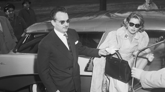 Kabelka lichoběžníkového tvaru spatřila světlo světa už ve 30. letech, kdy ji navrhl Robert Dumas, zeť Émila Hermèse. Prostorná kabelka s nádechem modernismu učarovala také hollywoodskou hvězdu Grace Kelly. Proslýchá se, že právě tuto kabelku držela Grace Kelly před svým bříškem, aby před fotografy zamaskovala první měsíce těhotenství. Následně se kabelka dočkala celosvětové slávy a vydobyla si nové jméno – Kelly. 
