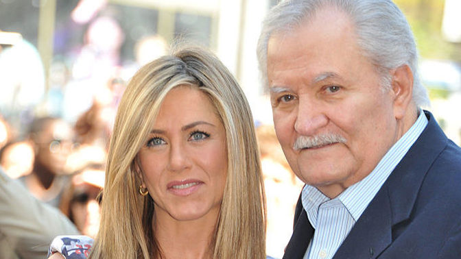 Věděli jste, že když bylo Jennifer pět let, tak se její rodina odstěhovala z Řecka do New Yorku? Zásluhu na tom měl právě její otec John Aniston.
Věděli jste, že když bylo Jennifer pět let, tak se její rodina odstěhovala z Řecka do New Yorku? Zásluhu na tom měl právě její otec John Aniston.