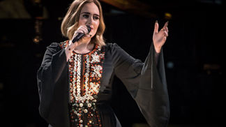 Vzpomínáme na festivaly. 33 stylových outfitů celebrit z Glastonbury