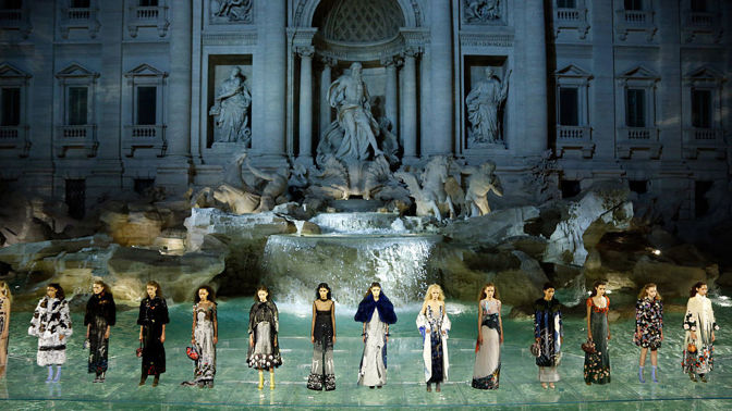 Fendi věnuje haute couture přehlídku poctě Karla Lagerfelda