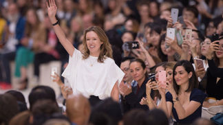 Clare Waight Keller, která navrhla svatební šaty pro Meghan, končí jako kreativní ředitelka Givenchy