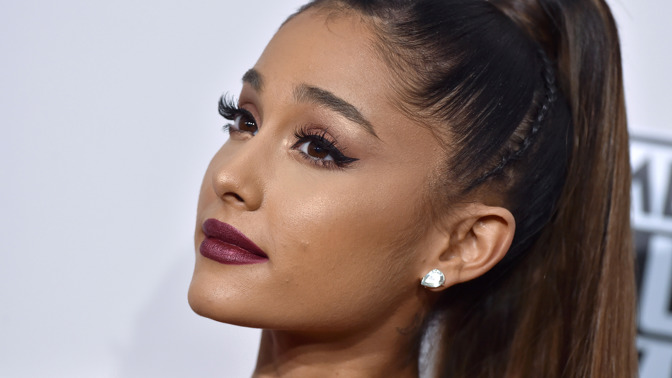 Ariana Grande a její ikonický culík a make-up. Kočičí linka nesměla chybět. Je zajímavé, jak se technika líčení za deset let proměnila 
