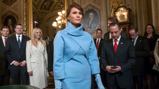 Melania Trump v blankytném kompletu při první inauguraci svého muže.
Melania Trump v blankytném kompletu při první inauguraci svého muže.