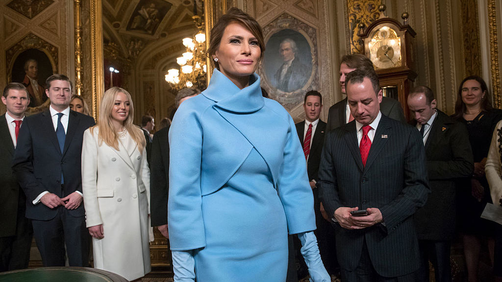 Melania Trump v blankytném kompletu při první inauguraci svého muže.
