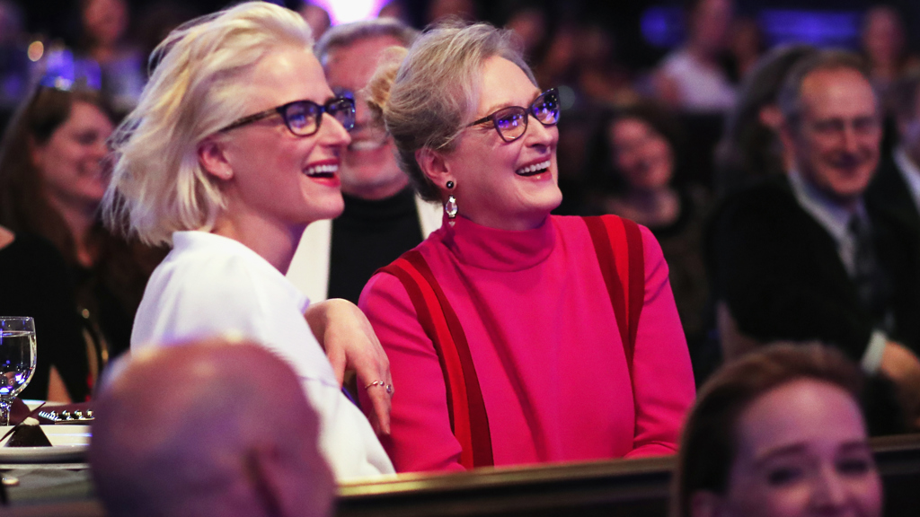 Meryl Streep a Mamie Gummer
Legendární přísná šéfka ze snímku Ďábel nosí Pradu a hlavní postava Mamma Mia! má dceru, která je také herečkou. Dokonce si zahrály i spolu, a to ve filmu Nikdy není pozdě z roku 2015. Mimo to hraje Mamie Gummer spíše v seriálech (například Doktorka Emily).
Meryl Streep a Mamie Gummer
Legendární přísná šéfka ze snímku Ďábel nosí Pradu a hlavní postava Mamma Mia! má dceru, která je také herečkou. Dokonce si zahrály i spolu, a to ve filmu Nikdy není pozdě z roku 2015. Mimo to hraje Mamie Gummer spíše v seriálech (například Doktorka Emily).