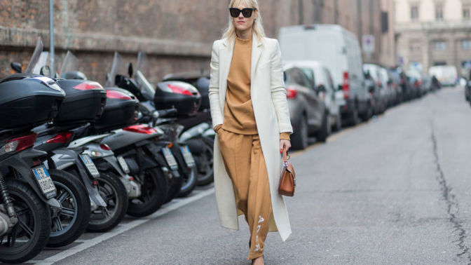 13 tipů, jak kombinovat legíny a tepláky, když se vám nechce převlékat z karanténního outfitu