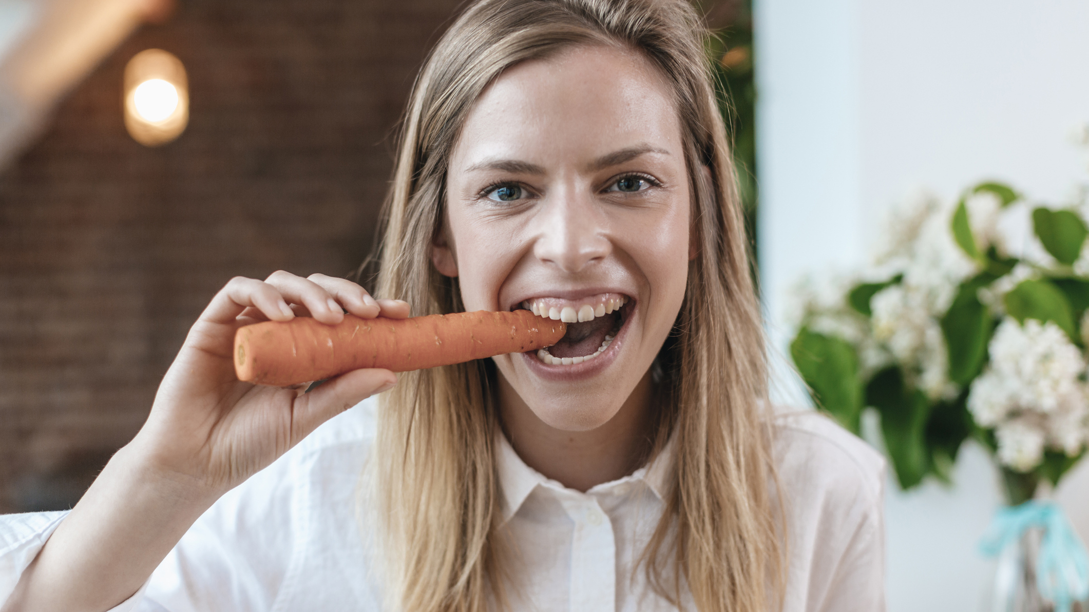 Woman eating vegetable