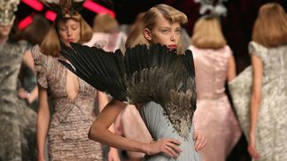 V Centru Chodov ožije Alexander McQueen, unikátní výstava představí jeho modely
