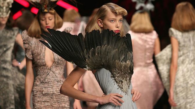 V Centru Chodov ožije Alexander McQueen, unikátní výstava představí jeho modely