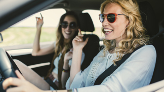 Playlist do auta, který rozjede každý roadtrip