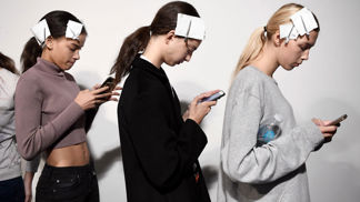 Nahlédněte do zákulisí fashion weeku v Londýně