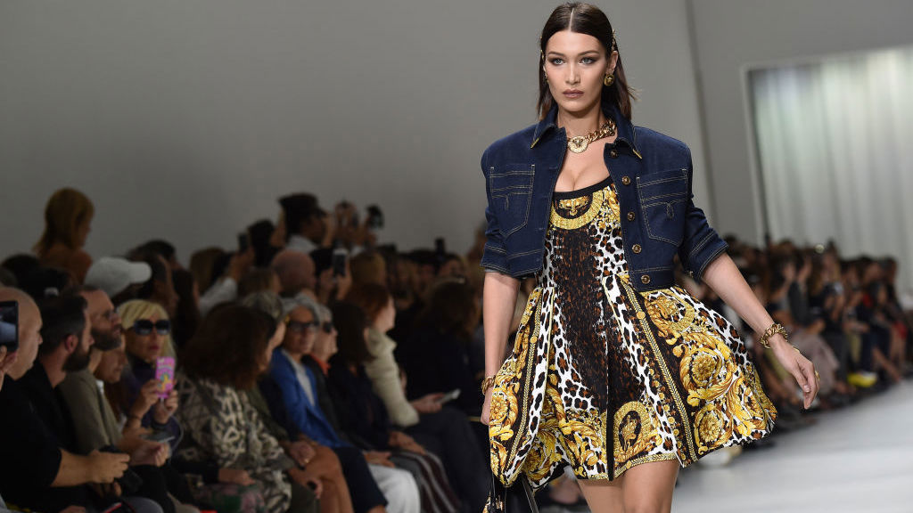 21 nejlepších momentů Belly Hadid z přehlídkového mola