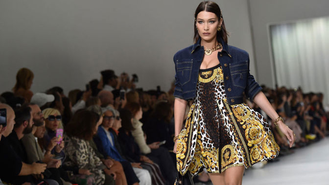 21 nejlepších momentů Belly Hadid z přehlídkového mola