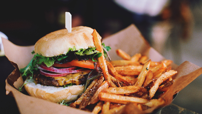 Nadýchaná bulka a šťavnaté maso! Kde najdete nejvymazlenější burger? Nadýchaná bulka a šťavnaté maso! Kde najdete nejvymazlenější burger?