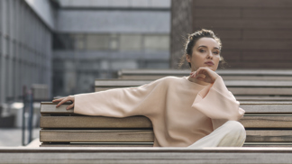 žena v elegantní mikině
žena v elegantní mikině