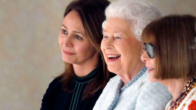 Britská královna poprvé navštívila londýnský fashion week