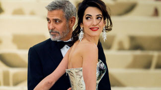 Kostýmky i večerní róby. Podívejte se na nejkrásnější outfity Amal Clooney