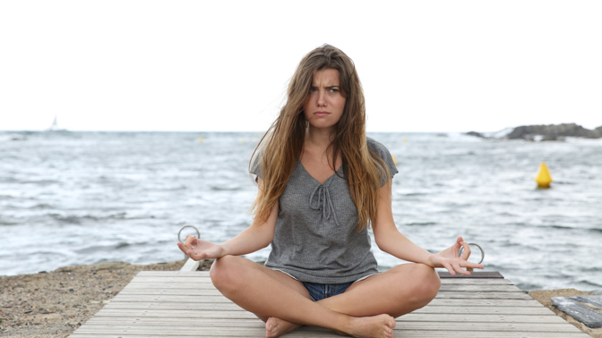 Žena snažící se meditovat