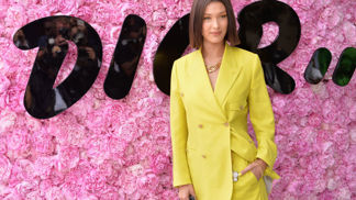 Barevný kalhotový kostým je žhavým trendem sezóny. Podívejte se, jak ho nosí celebrity