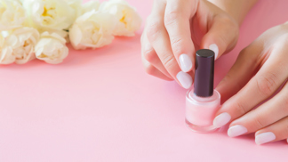 Vliv Barbie stále ještě přetrvává. Trendem zimní manikúry je růžová