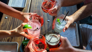 Zapomeňte na aperol, v létě pofrčí tyto drinky