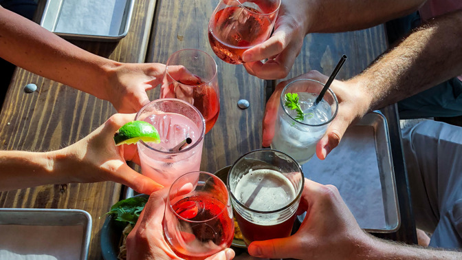 Zapomeňte na aperol, v létě pofrčí tyto drinky Zapomeňte na aperol, v létě pofrčí tyto drinky