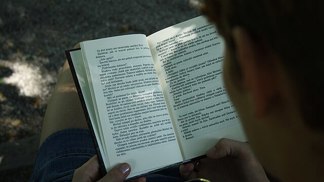 Školní četba za socialismu nebyla jen o příbězích, ale i o tom, jak správně přemýšlet. Mezi klasikou a ideologií se formovala celá generace čtenářů.
