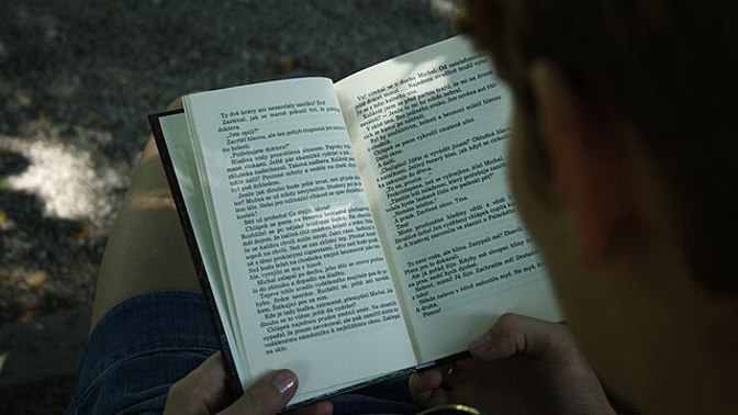 Školní četba za socialismu nebyla jen o příbězích, ale i o tom, jak správně přemýšlet. Mezi klasikou a ideologií se formovala celá generace čtenářů.
