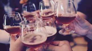 Alkohol k dětem nepatří: I symbolický přípitek může ublížit