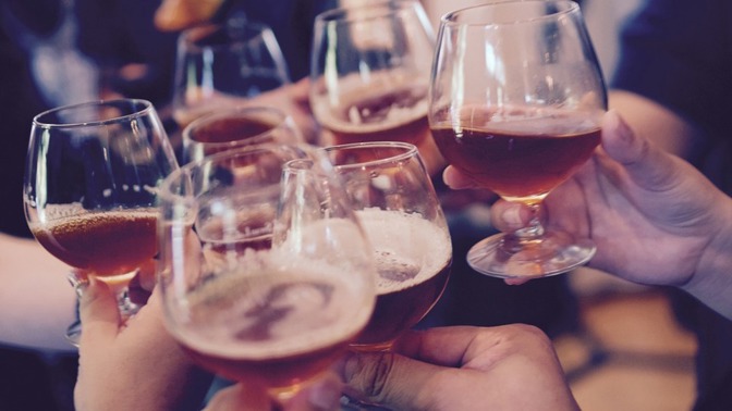 Alkohol k dětem nepatří: I symbolický přípitek může ublížit Alkohol k dětem nepatří: I symbolický přípitek může ublížit