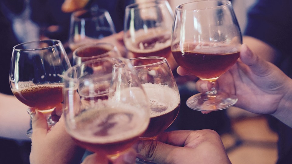 Alkohol k dětem nepatří: I symbolický přípitek může ublížit