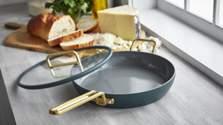 Greenpan, Nepřilnavá keramická pánev s poklicí, Stanley Tucci, Ø 30 cm, tmavě zelená, Potten & Pannen - Staněk, 5 250 Kč
Greenpan, Nepřilnavá keramická pánev s poklicí, Stanley Tucci, Ø 30 cm, tmavě zelená, Potten & Pannen - Staněk, 5 250 Kč